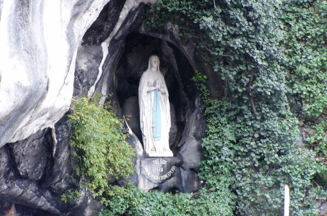 Na entrada da Gruta, uma estátua da Virgem Maria recebe os peregrinos