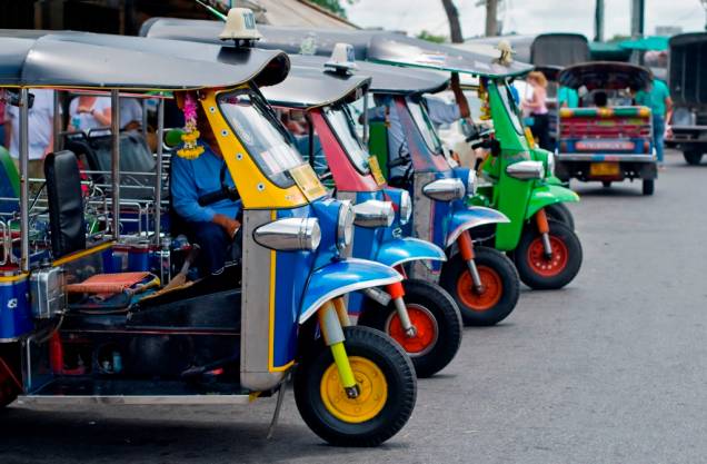 Uma dos meios de transporte mais comuns em todo o Sudeste Asiático são os tuc-tucs, adaptações de motocicletas que levam até dois passageiros. Barulhentos e ágeis, são um meio barato de circular por Bangcoc, caso você não seja explorado por algum motorista mal intencionado