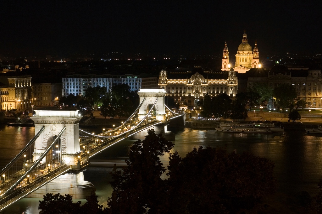 Ponte Szechenyi e Basílica de Santo Estevão, Budapeste, Hungria