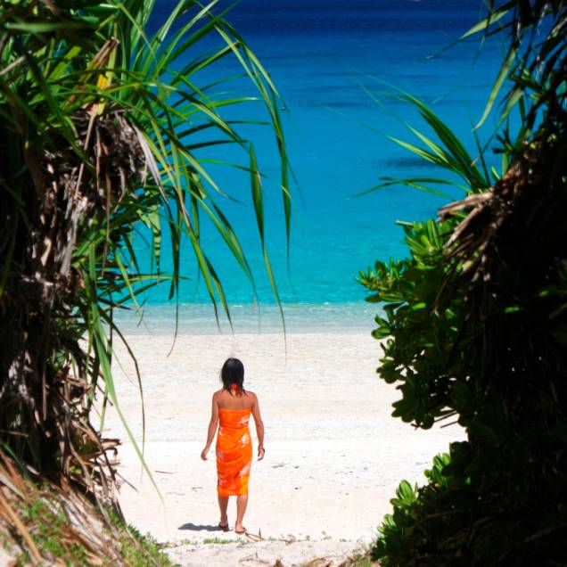 Garota japonesa em praia na ilha Kerama, no arquipélago de Okinawa Garota japonesa em praia na ilha Kerama, no arquipélago de Okinawa