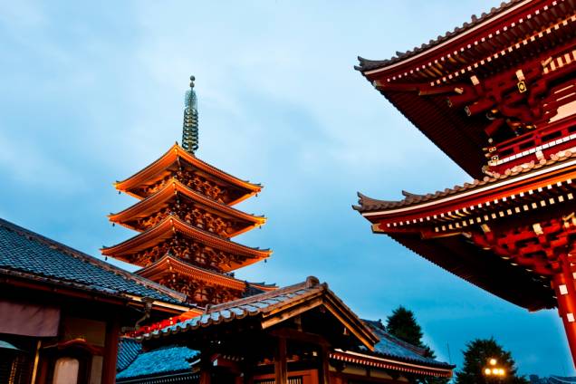 Templo budista Senso-ji, no bairro de Asakusa, Tóquio. Em destaque, à esquerda, o pagode de cinco andares.