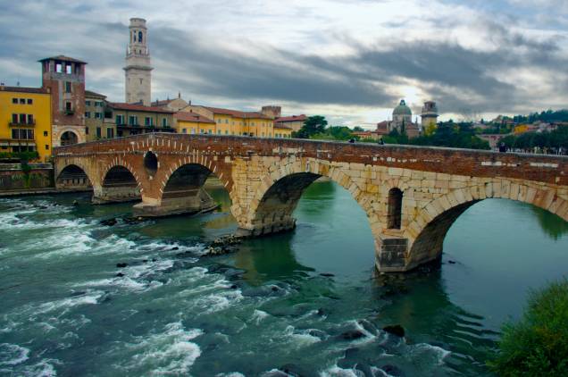 A Ponte Pietra, em Verona, é o cartão-postal da cidade italiana