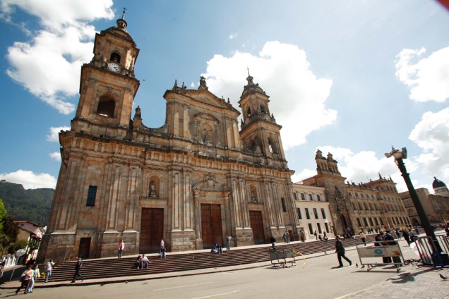 Em estilo neogótico, a Catedral Primada, localizada na Plaza de Bolívar, foi declarada Monumento Nacional