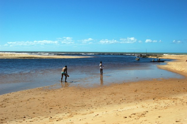 Turistas jogam frescobol à beira do Rio Caraíva