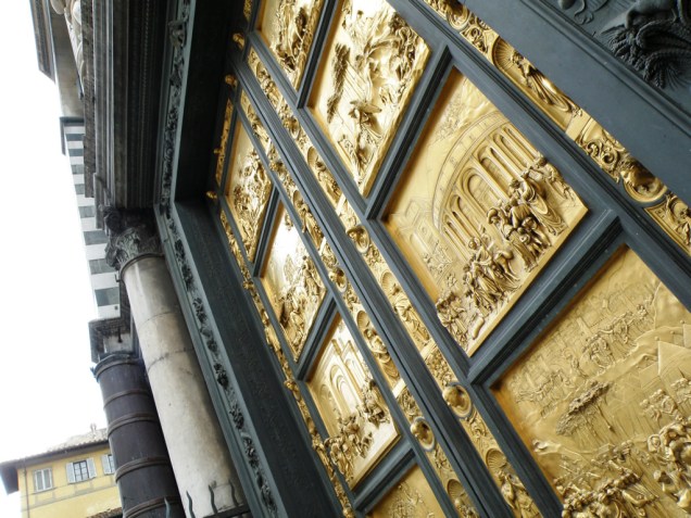 As portas do batistério da Catedral de Florença são decoradas com cenas da Bíblia. A porta leste foi chamada de “portão do paraíso” por Michelangelo.