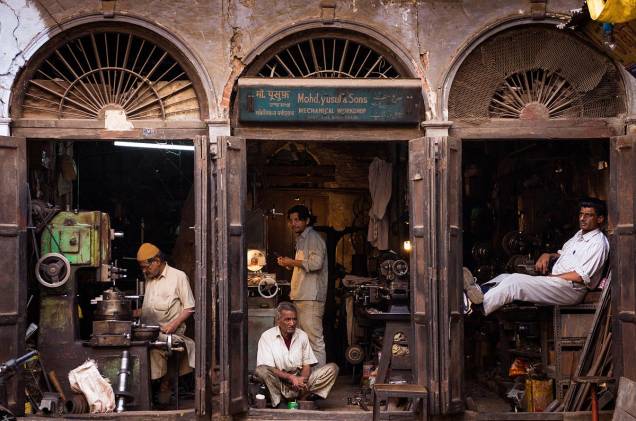 Oficina em Délhi, na Índia - a cidade divide-se entre o novo e o velho, entre o mundano e o sagrado em todos os seus microcosmos