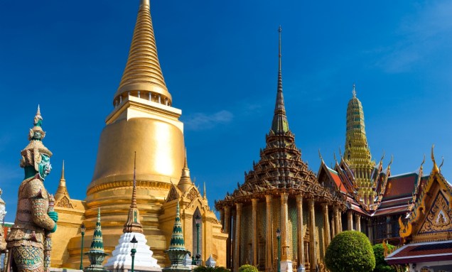 O complexo do Wat Phra Kheo ocupa um quarteirão inteiro no centro de Bangcoc, com seu elaborado conjunto de templos e o Palácio Real. Iniciado no século 18 por Rama I, o suntuoso conjunto já não mais serve como residência oficial do monarca, mas ainda é o local de muitas cerimônias oficiais de Estado