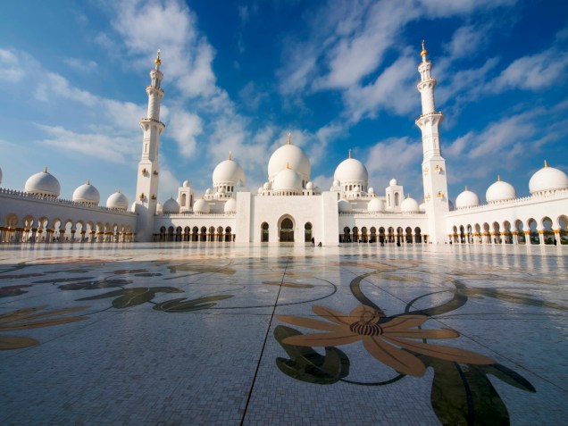 A Mesquita Sheikh Zayed tem o mesmo nome do seu fundador - e os restos mortais do xeique estão enterrados num imponente mausoléu, nas dependências da mesquita