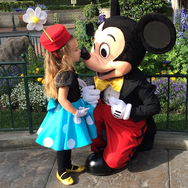 Minnie dando um beijo no nariz do Mickey! (Foto: instagram | ferdalump)