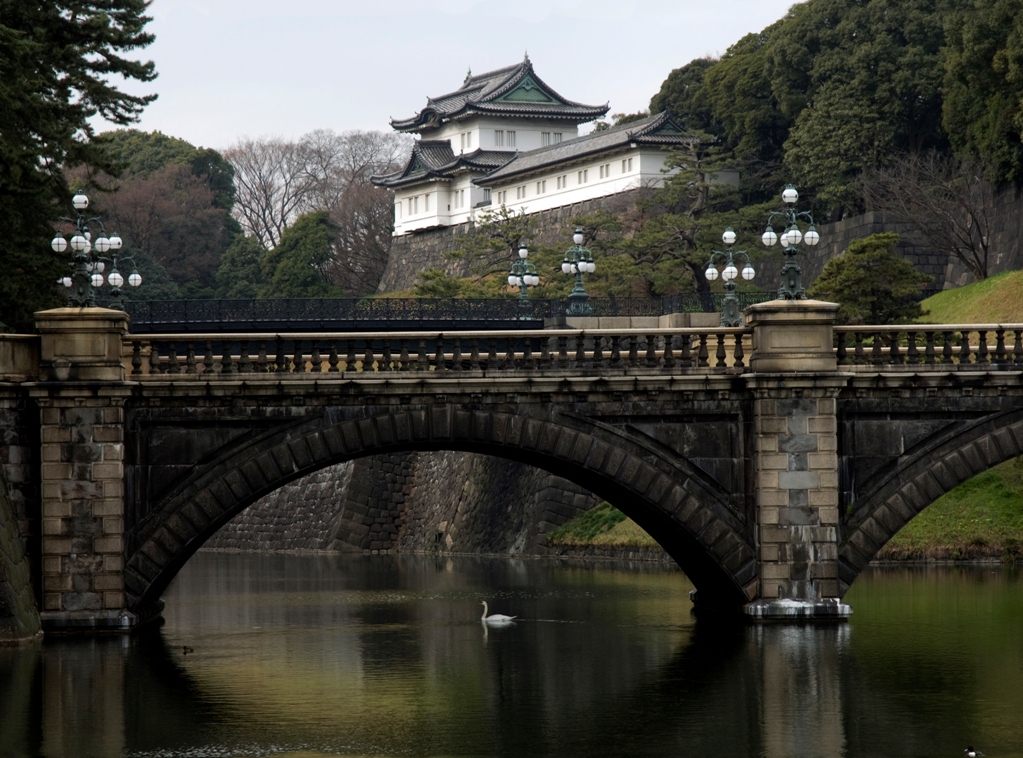 Ponte Niju-bashi, sobre fosso que cerca o Palácio Imperial de Tóquio