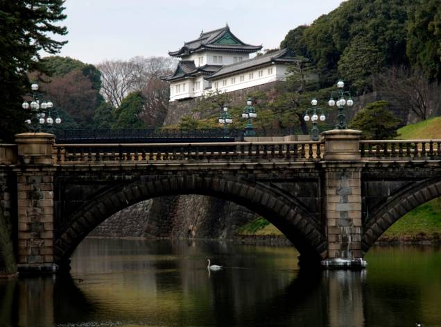Ponte Niju-bashi, sobre fosso que cerca o Palácio Imperial de Tóquio Ponte Niju-bashi, sobre fosso que cerca o Palácio Imperial de Tóquio