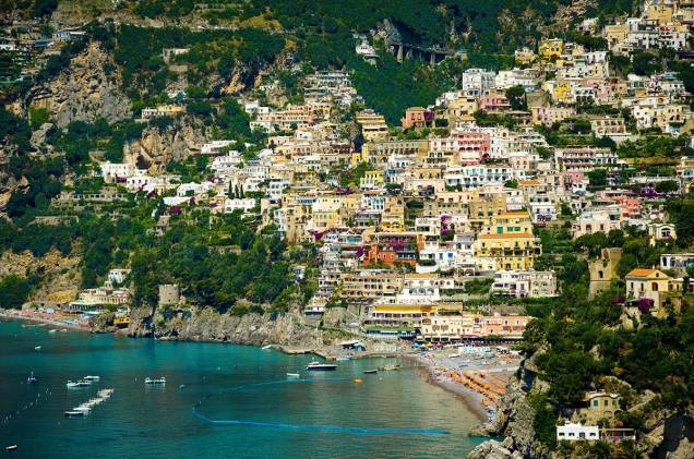 O vilarejo tem um dos cenários mais pitorescos e fotogênicos da Costa Amalfitana. Impressiona a distância que as centenas de casinhas, praticamente “empilhadas” umas sobre as outras, ficam do mar.