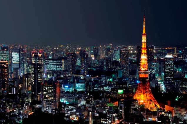 Todos os dias cerca de 2 milhões de pessoas vêm de cidades vizinhas para trabalhar em Tóquio. Em destaque, a Tokyo Tower, com mais de 330 metros de altura Todos os dias cerca de 2 milhões de pessoas vêm de cidades vizinhas para trabalhar em Tóquio. Em destaque, a Tokyo Tower, com mais de 330 metros de altura