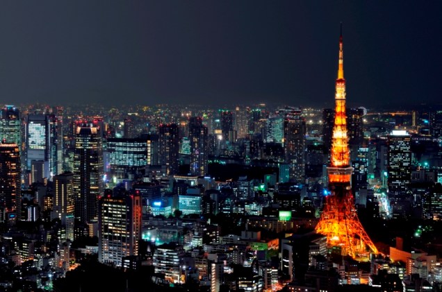 Todos os dias cerca de 2 milhões de pessoas vêm de cidades vizinhas para trabalhar em Tóquio. Em destaque, a Tokyo Tower, com mais de 330 metros de altura
