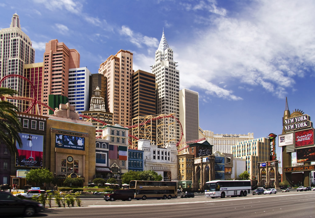 Fachada do hotel e cassino New York New York, em Las Vegas, com uma montanha russa com looping Fachada do hotel e cassino New York New York, em Las Vegas, com uma montanha russa com looping