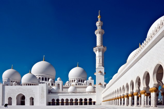 Além do mármore branco, a Grande Mesquita Sheik Zhayed é ricamente decorada com pedras semi-preciosas
