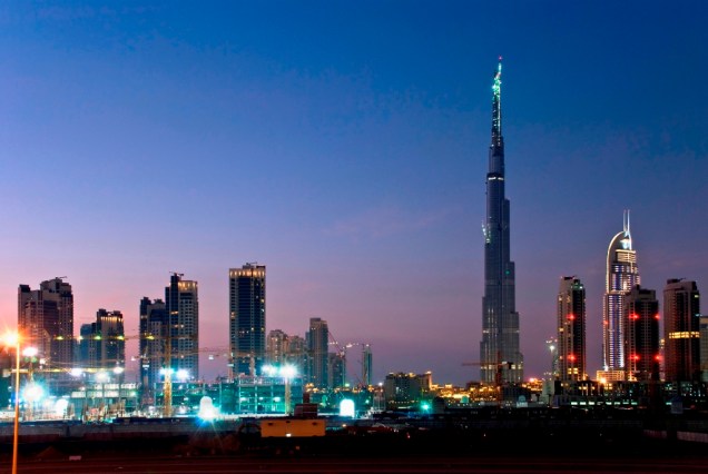 Skyline de <a href="https://viajeaqui.abril.com.br/cidades/emirados-arabes-unidos-dubai" rel="Dubai" target="_blank">Dubai</a>, dominado pelo Burj Khalifa, o edifício mais alto do mundo