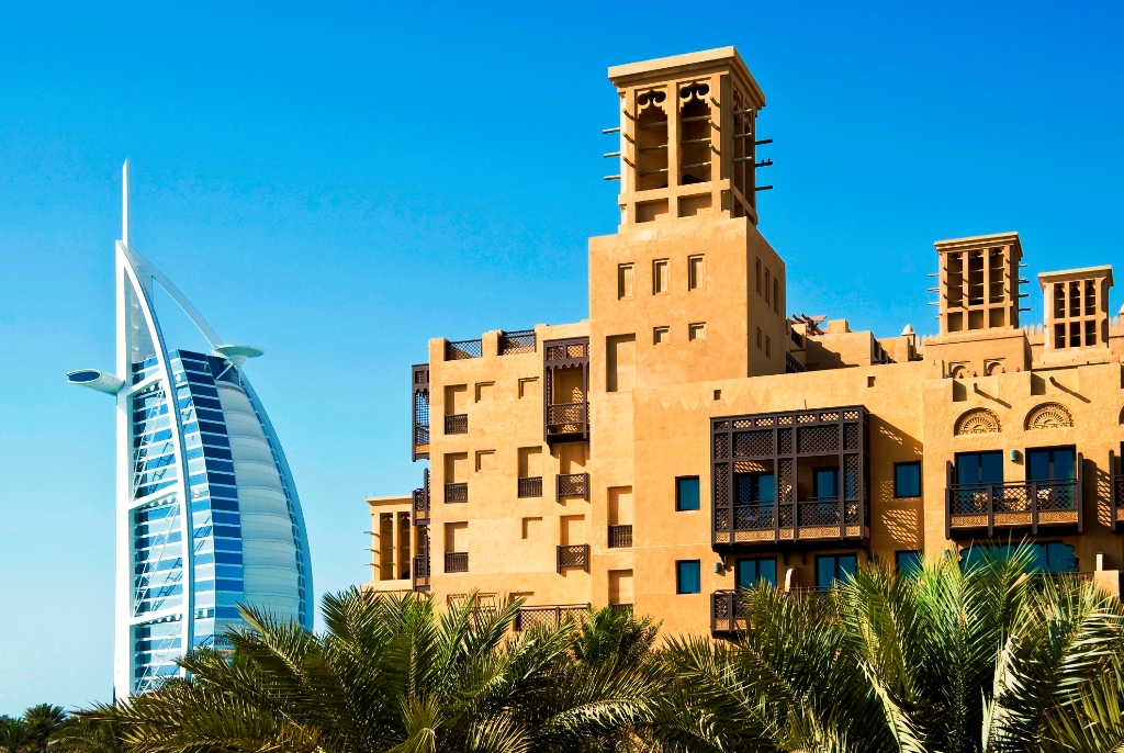 Dois clássicos da hotelaria local: o moderníssimo Burj al Arab e o clássico Al Aqsr