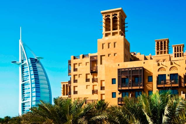 Dois clássicos da hotelaria local de <a href="http://viajeaqui.abril.com.br/cidades/emirados-arabes-unidos-dubai" rel="Dubai" target="_blank">Dubai</a>, nos <a href="http://viajeaqui.abril.com.br/paises/emirados-arabes-unidos" rel="Emirados Árabes Unidos" target="_blank">Emirados Árabes Unidos</a>: o moderníssimo <a href="http://viajeaqui.abril.com.br/estabelecimentos/emirados-arabes-unidos-dubai-hospedagem-burj-al-arab" rel="Burj al Arab" target="_blank">Burj al Arab</a> (ao fundo) e o clássico <a href="http://viajeaqui.abril.com.br/estabelecimentos/emirados-arabes-unidos-dubai-hospedagem-al-qasr" rel="Al Qasr" target="_blank">Al Qasr</a>