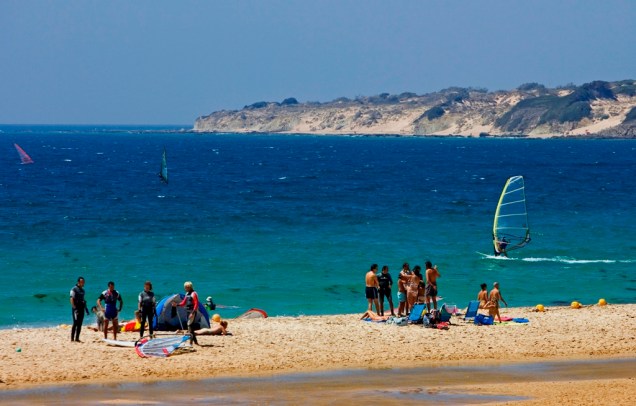 Localizada a menos de vinte quilômetros da África, Tarifa é a capial europeia do windsurfe e do kitesurfe, turbinados pelo poderoso vento Levante, que se afunila no estreito de Gibraltar