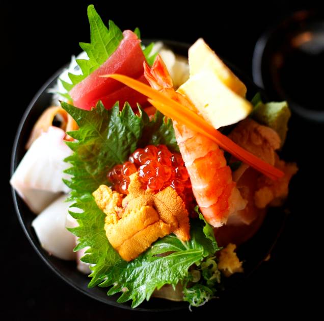 Em um pequeno prato o chirashizushi sintetiza vários elementos da culinária japonesa: comida nutritiva, saborosa, fortemente baseada em frutos do mar e esteticamente chamativa.