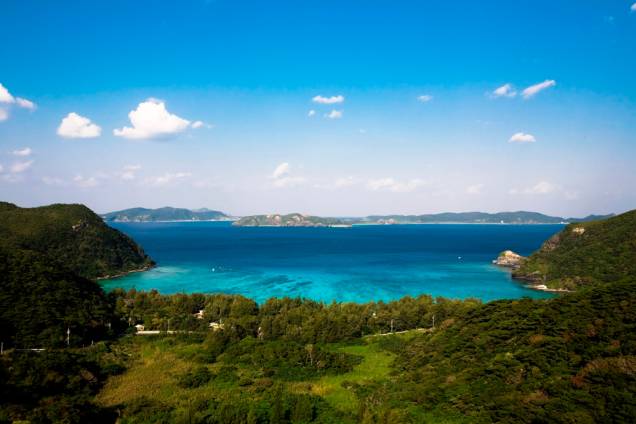 <strong>Praias paradisíacas</strong>Fugindo do calor das cidades, os japoneses rumam para locais mais amenos, no alto das montanhas ou para algumas de suas praias. Okinawa, no sul do país, possui clima tropical, mar com incríveis tons de azul, points de mergulho com boa infraestrutura e uma rica cena cultural <strong>Praias paradisíacas</strong>Fugindo do calor das cidades, os japoneses rumam para locais mais amenos, no alto das montanhas ou para algumas de suas praias. Okinawa, no sul do país, possui clima tropical, mar com incríveis tons de azul, points de mergulho com boa infraestrutura e uma rica cena cultural