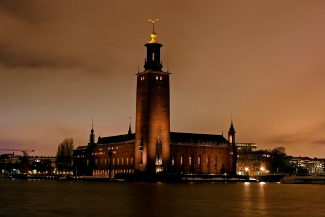 Localizada na ilhota de Kungsholmen, o Stadshuset abriga o conselho municipal de Estocolmo e é palco do banquete do Prêmio Nobel