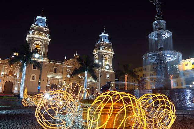 Em estilo barroco, a Catedral de Lima guarda os restos mortais de Francisco Pizarro, espanhol que reinaugurou a cidade em 1535