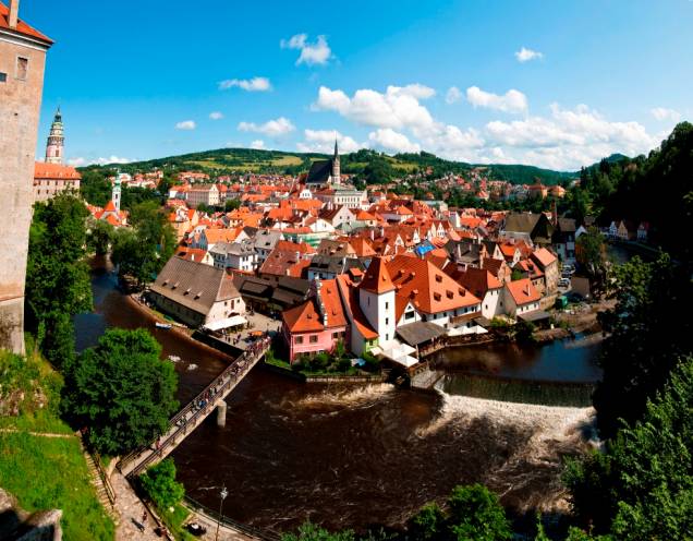 O rio Vltava forma um arco em volta do centro histórico de Cesky Krumlov, um arranjo que torna a cidade ainda mais pitoresca O rio Vltava forma um arco em volta do centro histórico de Cesky Krumlov, um arranjo que torna a cidade ainda mais pitoresca