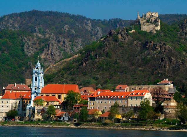 O castelo de Dürnstein, no canto superior direito, um dia serviu como prisão para o rei Ricardo Coração de Leão. Depois de um entrevero com o monarca local durante as Cruzadas, o rei foi sequestrado e somente liberado após o pagamento de um pesado resgate. Hoje o local encontra-se em ruínas O castelo de Dürnstein, no canto superior direito, um dia serviu como prisão para o rei Ricardo Coração de Leão. Depois de um entrevero com o monarca local durante as Cruzadas, o rei foi sequestrado e somente liberado após o pagamento de um pesado resgate. Hoje o local encontra-se em ruínas