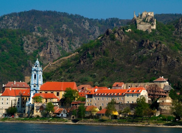 O castelo de Dürnstein, no canto superior direito, um dia serviu como prisão para o rei Ricardo Coração de Leão. Depois de um entrevero com o monarca local durante as Cruzadas, o rei foi sequestrado e somente liberado após o pagamento de um pesado resgate. Hoje o local encontra-se em ruínas