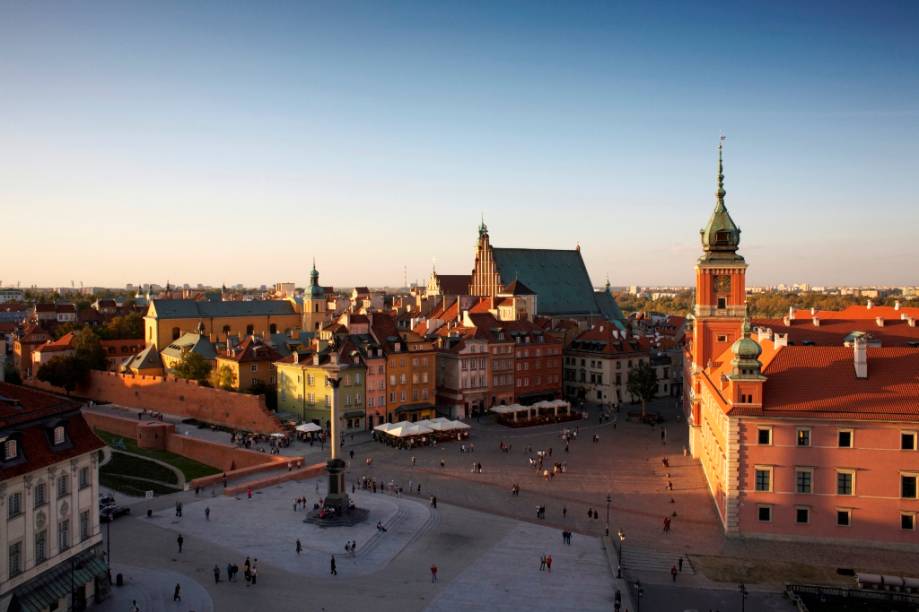 Vista geral da Cidade Velha de Varsóvia, com destaque para o Castelo Real, à direita. No centro da praça está o monumento a Sigismundo III Vasa e à esquerda trechos dos muros da cidade