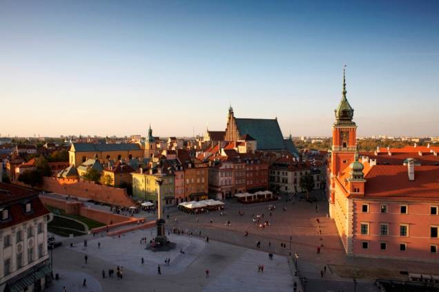 Vista geral da Cidade Velha de Varsóvia, com destaque para o Castelo Real, à direita. No centro da praça está o monumento a Sigismundo III Vasa e à esquerda trechos dos muros da cidade