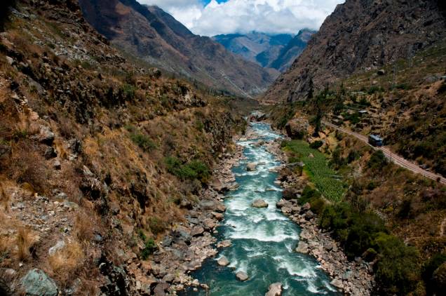 Na rota para Machu Picchu, rios e ladeiras íngremes são alguns dos desafios para os turistas