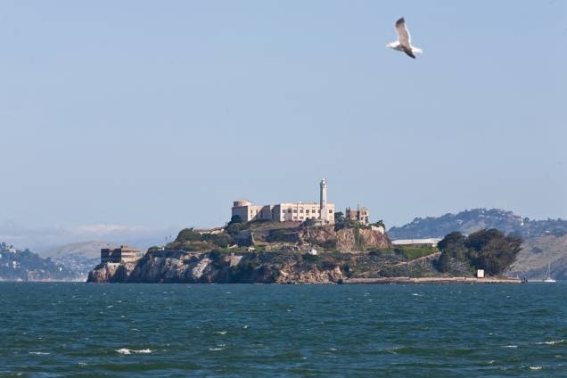 A lendária prisão da Ilha de Alcatraz, desativada na década de 1960, pode ser vista de vários pontos da cidade