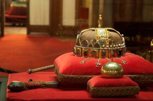 As quatro insígnias reais húngaras, a orbe, o cetro, a espada e a coroa - hoje encontram-se guardadas no Parlamento Húngaro, em Budapeste. O primeiro rei do país foi István, coroado no ano 1000, sendo que a monarquia veio a termo em 1918, com o fim do Império Áustro-Húngaro após sua derrota na I Guerra Mundial As quatro insígnias reais húngaras, a orbe, o cetro, a espada e a coroa - hoje encontram-se guardadas no Parlamento Húngaro, em Budapeste. O primeiro rei do país foi István, coroado no ano 1000, sendo que a monarquia veio a termo em 1918, com o fim do Império Áustro-Húngaro após sua derrota na I Guerra Mundial