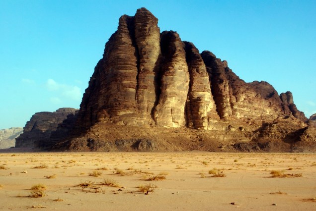 Essa formação rochosa no Wadi Rum é conhecida como Sete Pilares da Sabedoria, em homenagem à autobiografia de T.H. Lawrence, o Lawrence da Arábia