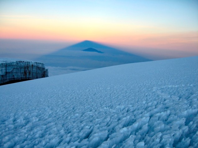 Muitos escaladores que estão no cume do Kilimanjaro acordam cedo para ver a sombra do cone vulcânico esparramar-se sobre as planícies (ou nuvens) ao seu redor