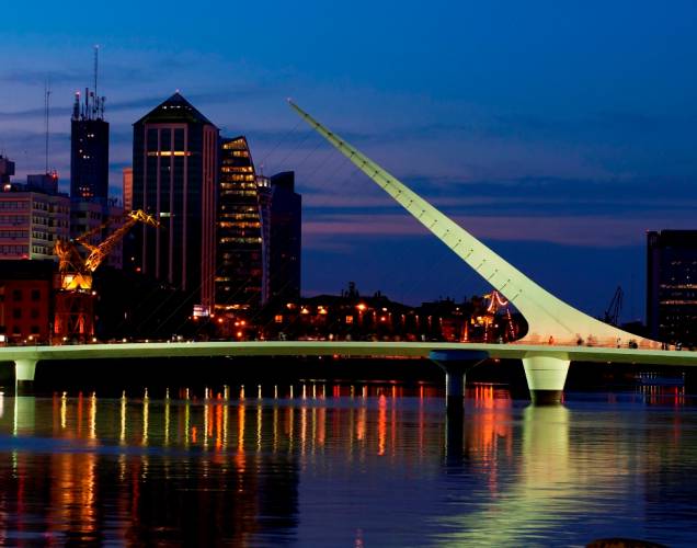 A Puente de la Mujer é uma obra do consagrado arquiteto espanhol Santiago Calatrava no renovado cais de Puerto Madero, em Buenos Aires