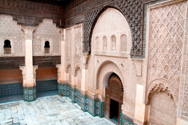 Colégios seculares e teológicos sempre fizeram parte da paisagem urbana do mundo islâmico. Também conhecidos como madrassas, seus edifícios sempre receberam especial atenção em sua decoração e estrutura, como este é Marrakesh, o Ali Ben Youssef.