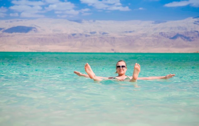 O Mar Morto, alimentado pelo rio Jordão, é o ponto mais baixo da Terra em relação ao nível do mar. Sua alta salinidade impede as pessoas de afundar na água. No entanto, planos de manejo mal planejados tanto por Israel como pela Jordânia estão provocando sua initerrupta diminuição