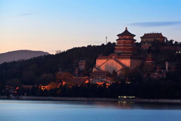 O Palácio de Verão, em Pequim, era um retiro de veraneio para a corte imperial chinesa, sendo dominado pelo Monte da Longevidade e o lago Kunming. Com dezenas de edifícios, pavilhões, corredores e pontes, é um ótimo passeio para quem está na capital