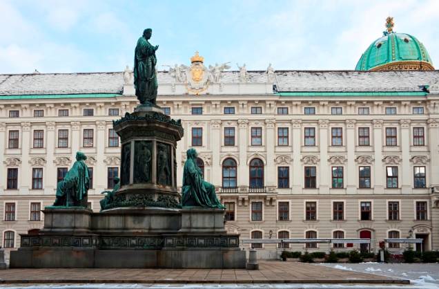 O grande complexo do Hofburg abriga diversos edifícios, de escritórios estatais a saões de baile