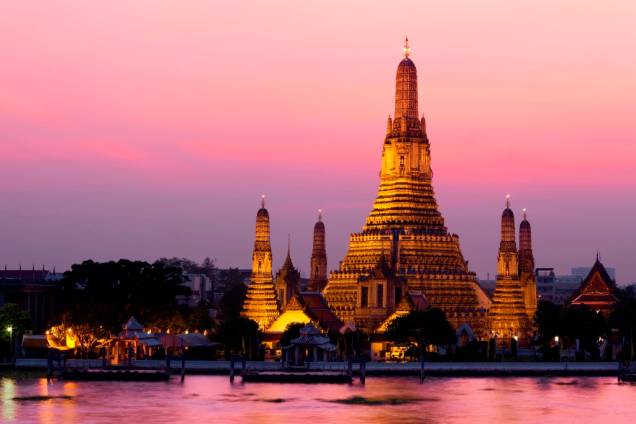 O Wat Arun, junto ao rio Chao Phraya, fecha a fantástica tríade de templos do centro de Bangcoc, junto com o Wat Pho e o Wat Phrao Kheo