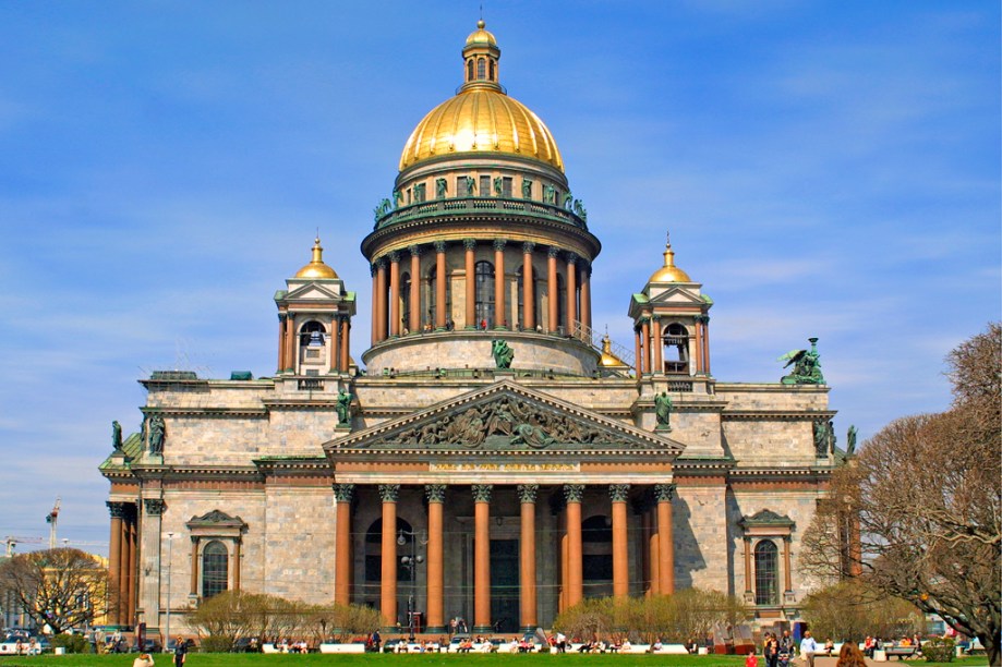 A Catedral Ortodoxa de Santo Isaac, famosa pelas colunas de mármores e esculturas na fachada, é a maior da cidade