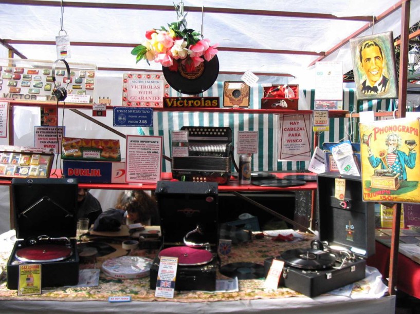 As barraquinhas da Feira de San Telmo ocupam as ruas em torno da Plaza Dorrego aos domingos. Nas 270 barracas, há peças de porcelana, talheres de prata, discos de vinil e trajes de época