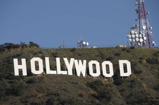 O icônico letreiro nas colinas de Hollywood foi erguido em 1923 como uma propaganda para um empreendimento imobiliário. Cada letra mede 15 metros de altura