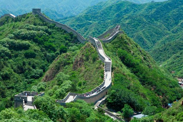 A Grande Muralha da China foi originalmente construída a mando do primeiro imperador, Qin Shi Huang, para proteger o país dos bárbaros do norte. Apesar de sucessivos mandatários fortificarem e ampliarem os muros, ele nunca provou ser um método defensivo muito eficaz