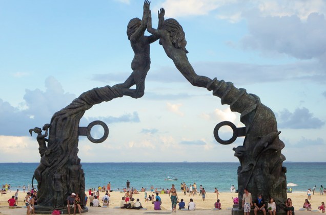 O Portal Maya foi erguido na Playa del Carmen para lembrar o fim do calendário maia em 21 de dezembro de 2012