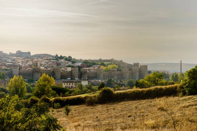 Ávila é circundada por uma imponente muralha de pedra erguida entre os séculos 11 e 12 e
